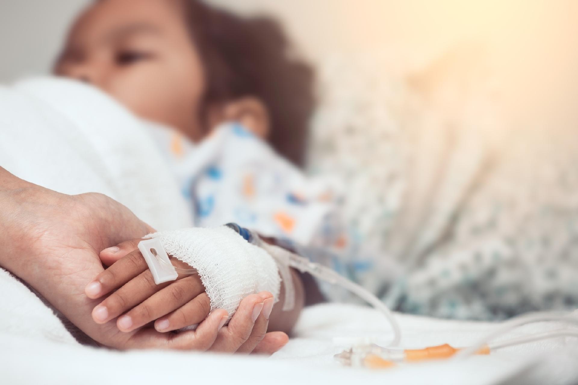 crianca internada em hospital mae segura a mao cuidado carinho 1667928165734 v2 1920x1280