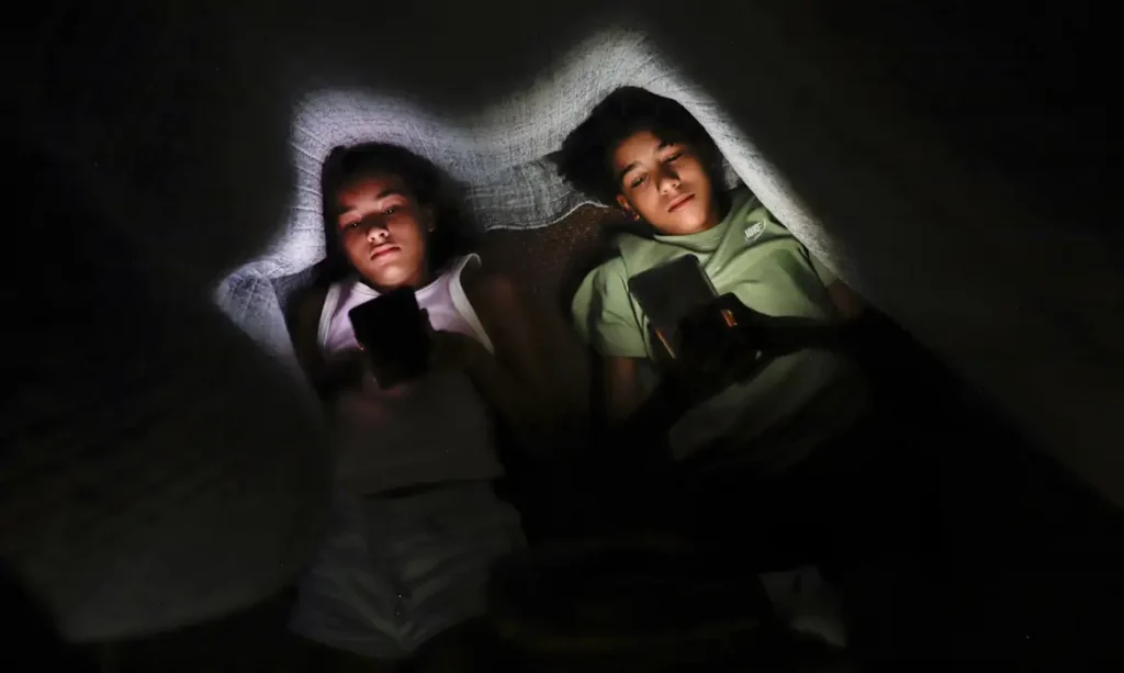 crianças no celular