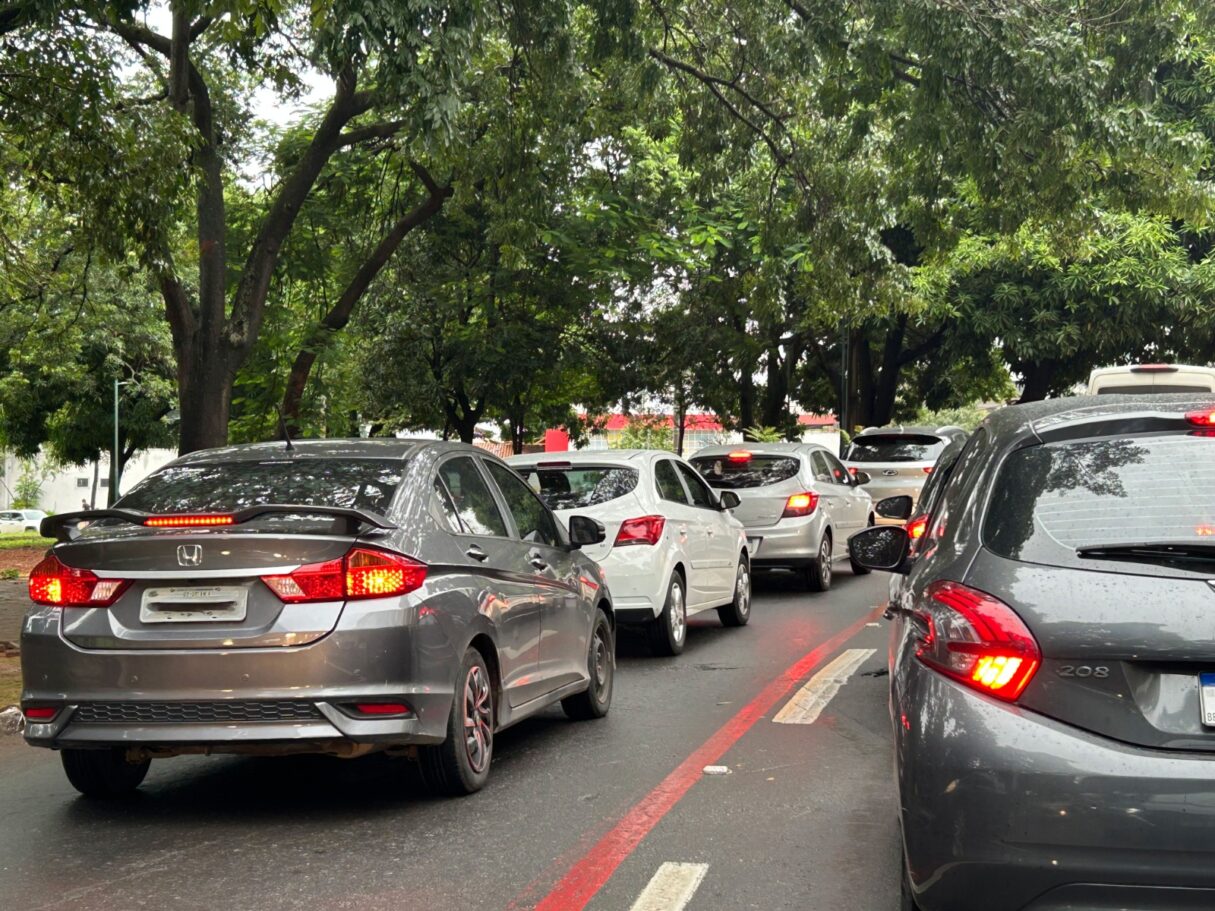 economia negocie ja carros na rua 1215x911