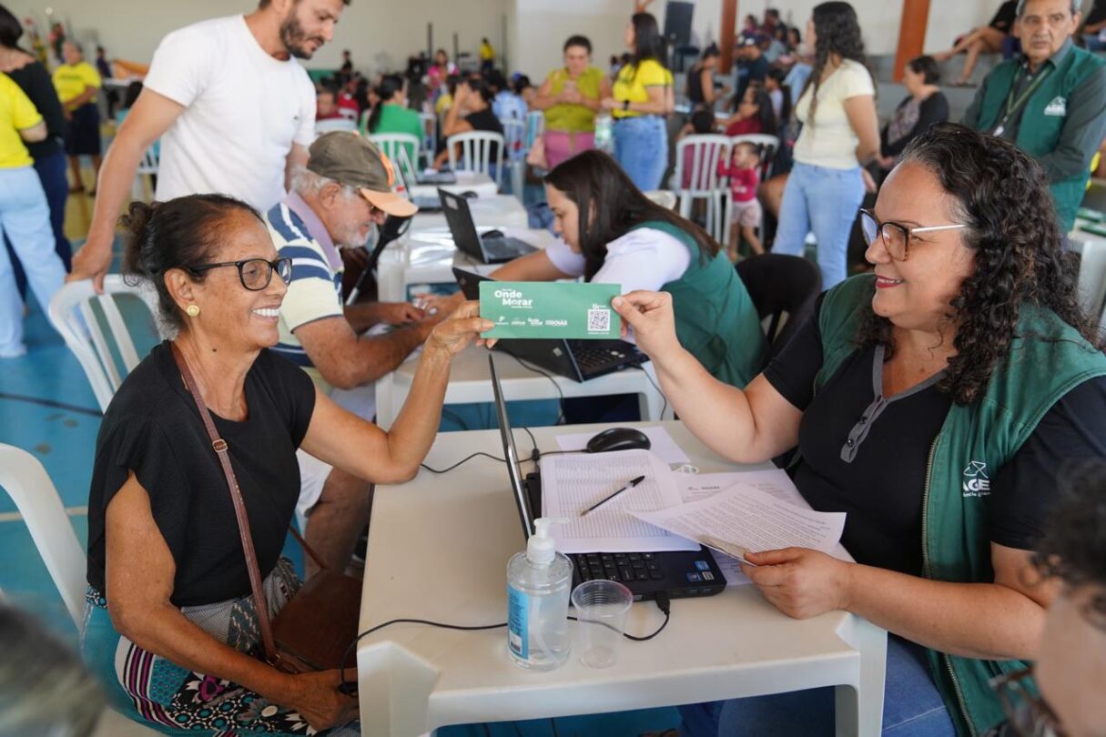 entrega do cartao do aluguel social octacilio queiroz 1215x810
