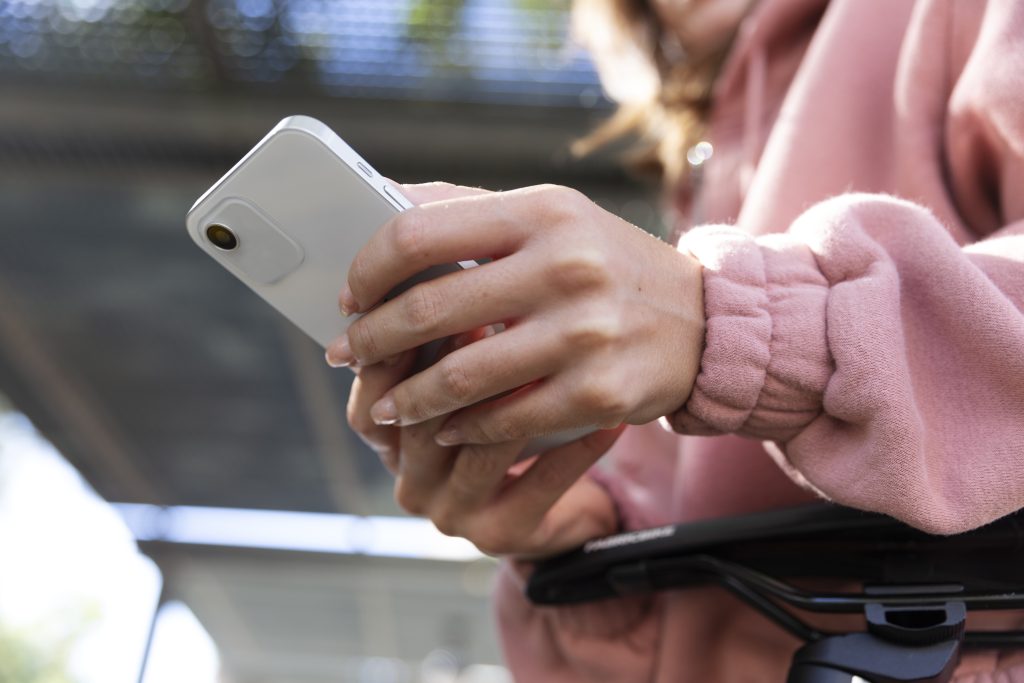 feche as maos segurando um smartphone 1024x683
