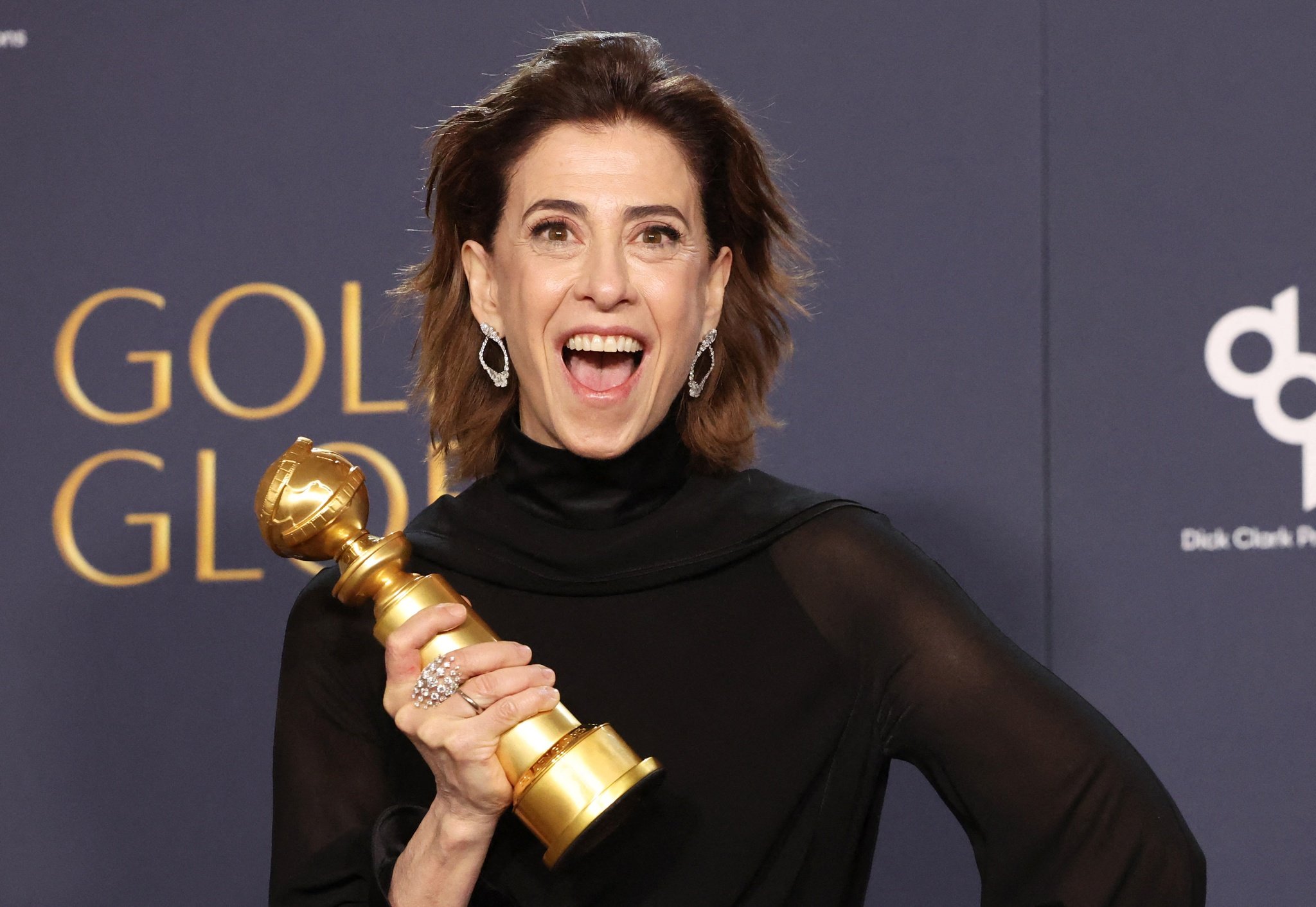 fernanda torres segurando golden globes