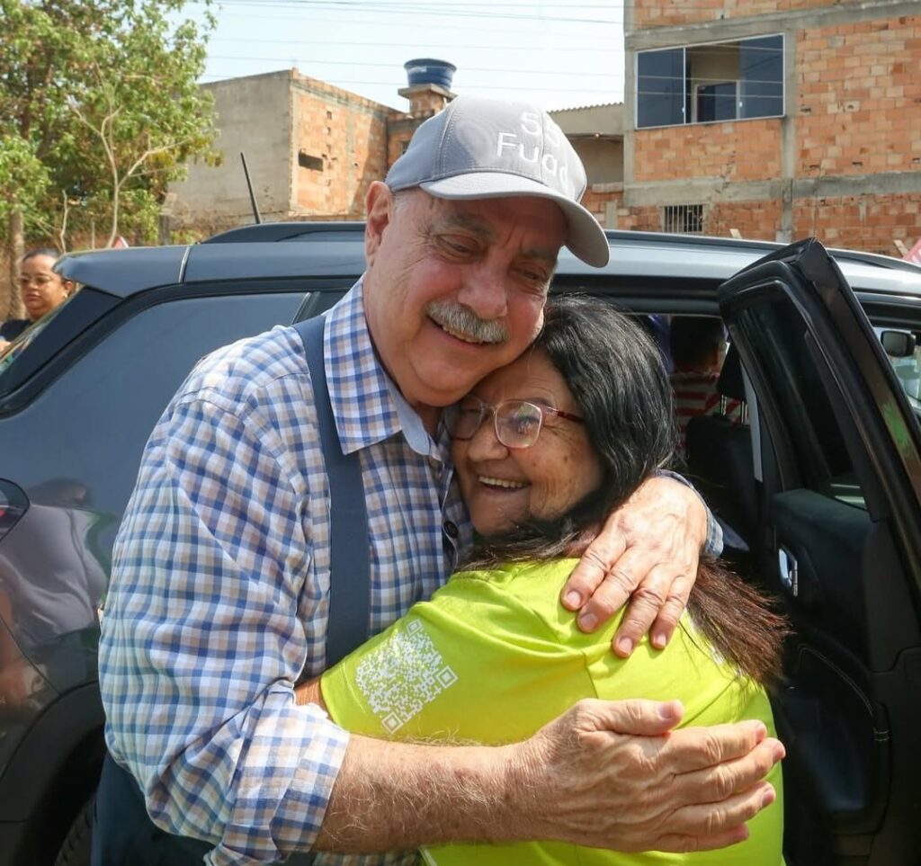 fuad abraçando senhora