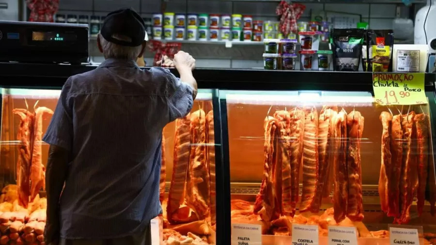 idoso compra carne em acougue de mercado em porto alegre 1738499062952 v2 900x506.jpg 1