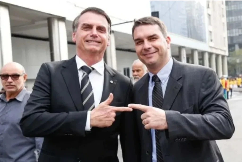 jair e flavio bolsonaro 1024x687