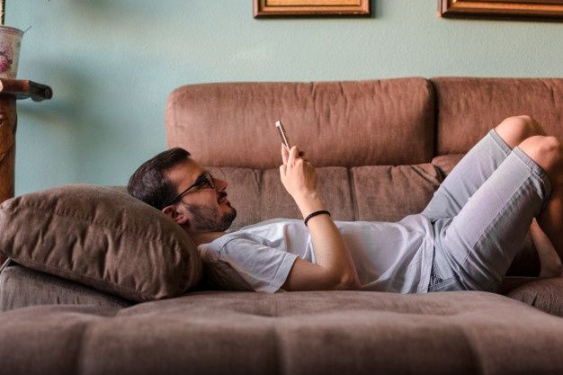 jovem usando celular