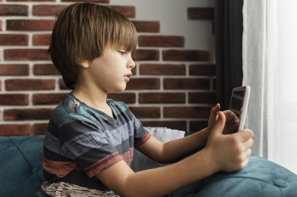 criança no tablet