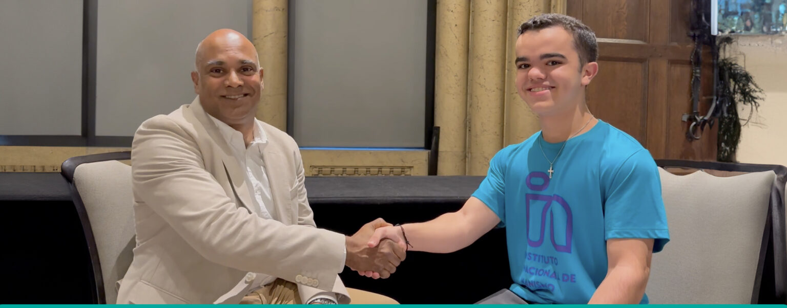 Geneticista Ravi Savarirayan e líder do Somos Todos Gigantes, Gabriel Yamin