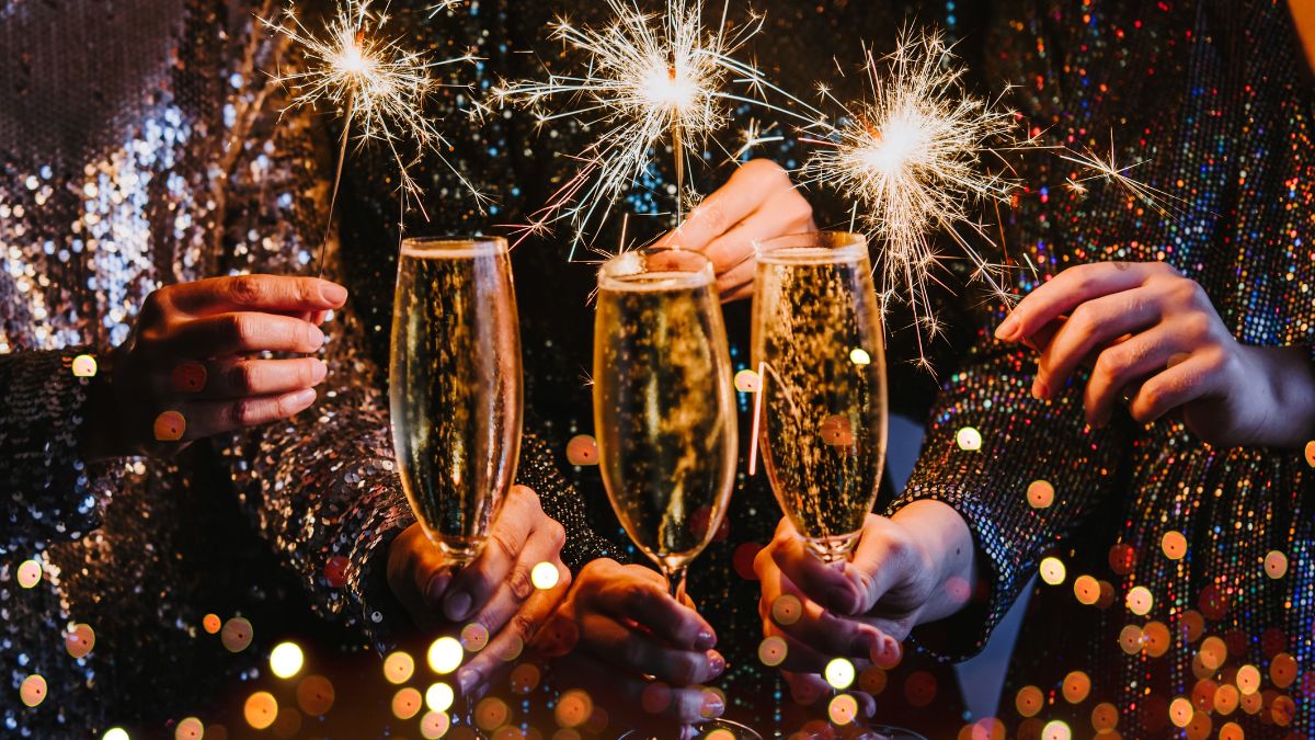 pessoas fazem brinde com taca de champanhe comemoracao ano novo reveillon shutterstock