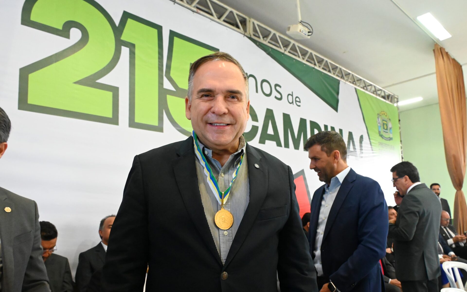 prefeito recebe medalha em campinas