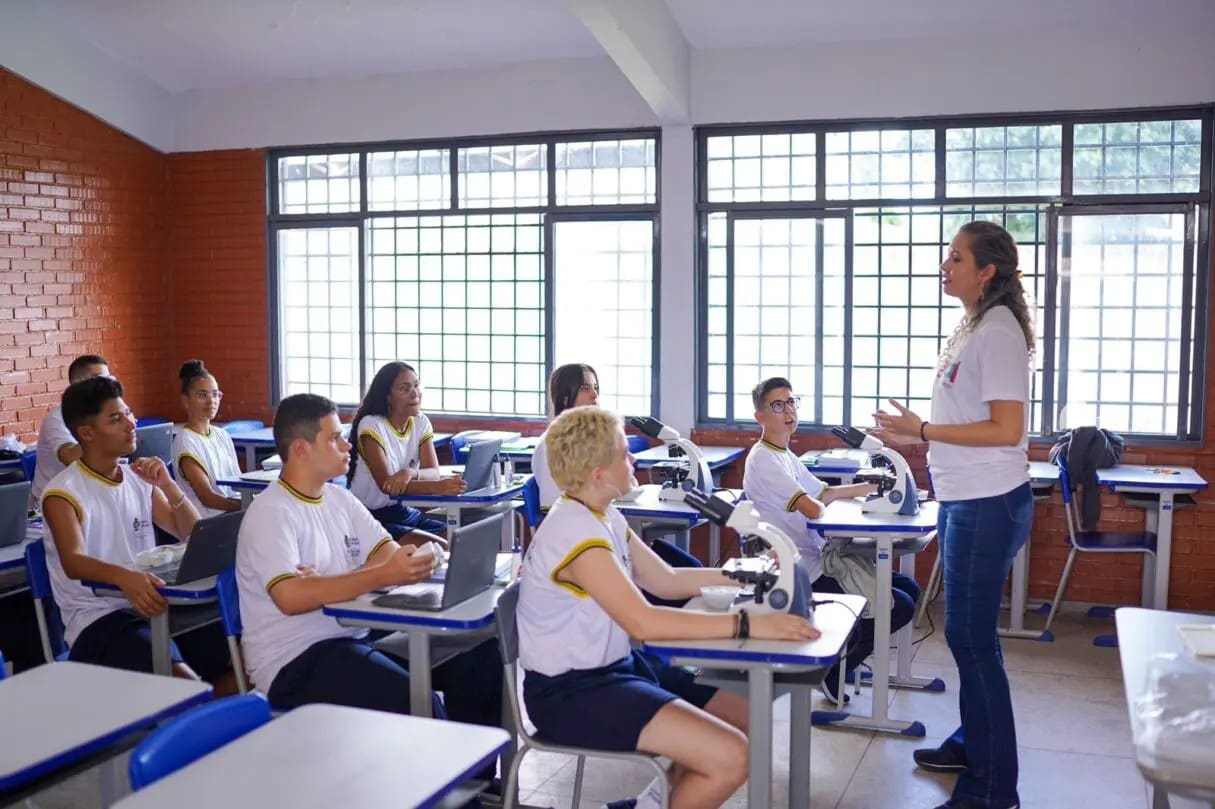 professor em sala de aula seduc