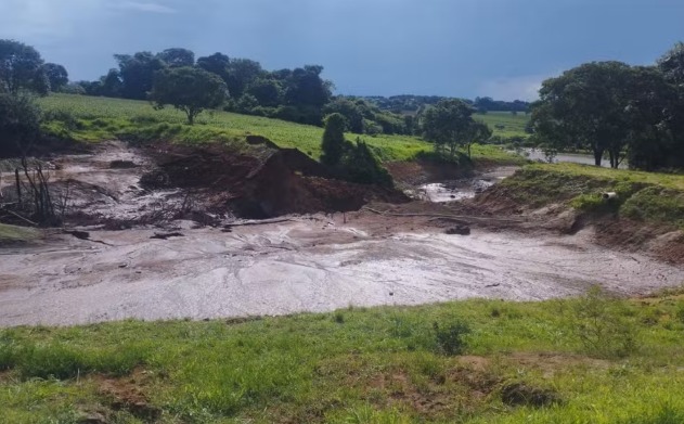rompimento de represa em caldazinha